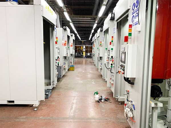 汽車排氣管機器人焊接工作站案例! 汽車排氣管機器人焊接工作站案例!